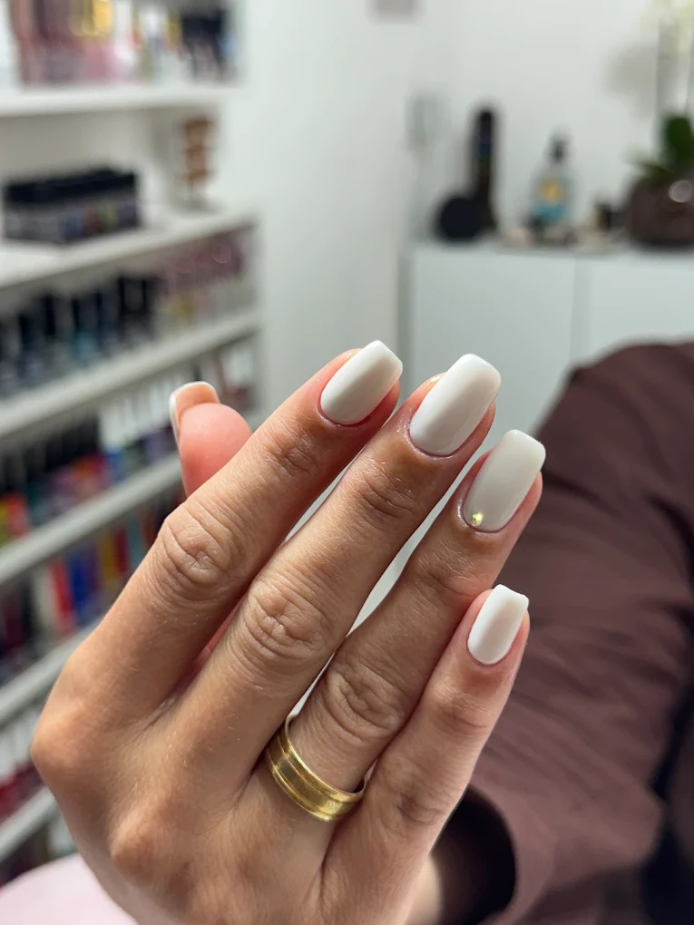 Esmaltação em gel off-white